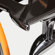 Ilustración para el artículo titulado Ingenieros de F1 han diseñado esta silla de ruedas de fibra de carbono